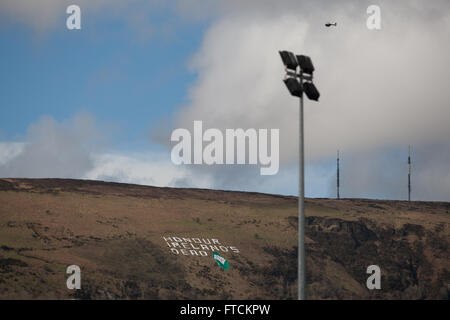 Falls Road, Belfast, UK 27. März 2016 große Anzeigen am Fuße eines Hügels, Seite Belfast die 'Ehre Irlands tot' lesen mit einem Lilly zu Ostern steigen 100. Jahrestag Parade Credit: Bonzo/Alamy Live News Stockfoto