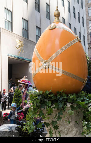 New York City, USA. 27. März 2016. Rockefeller Center Promenade ist ein beliebter Ort für die Osterfeiertage. Riesige Ostereier sind in den Channel Gardens Kredit vorgestellt: Patti McConville/Alamy Live News. Stockfoto