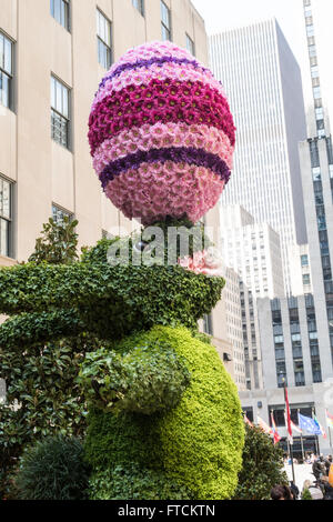 New York City, USA. 27. März 2016. Rockefeller Center Promenade ist ein beliebter Ort für die Osterfeiertage. Eine riesigen topiary Hase ist das Zentrum der Dekorationen. Bildnachweis: Patti McConville/Alamy Live-Nachrichten. Stockfoto