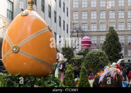 New York City, USA. 27. März 2016. Rockefeller Center Promenade ist ein beliebter Ort für die Osterfeiertage. Riesige Ostereier sind in den Channel Gardens Kredit vorgestellt: Patti McConville/Alamy Live News. Stockfoto