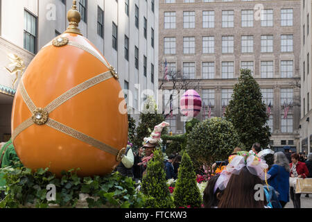 New York City, USA. 27. März 2016. Rockefeller Center Promenade ist ein beliebter Ort für die Osterfeiertage. Riesige Ostereier sind in den Channel Gardens Kredit vorgestellt: Patti McConville/Alamy Live News. Stockfoto