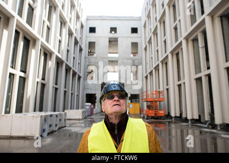 Berlin, Deutschland. 27. März 2016. Ein Besucher ist ein Rundgang der Berliner Stadtschloss-Baustelle in Berlin, Deutschland, 27. März 2016. Foto: GREGOR FISCHER/Dpa/Alamy Live News Stockfoto