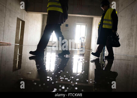 Berlin, Deutschland. 27. März 2016. Besucher bei einer Führung durch das Berliner Stadtschloss-Baustelle in Berlin, Deutschland, 27. März 2016 abgebildet. Foto: GREGOR FISCHER/Dpa/Alamy Live News Stockfoto