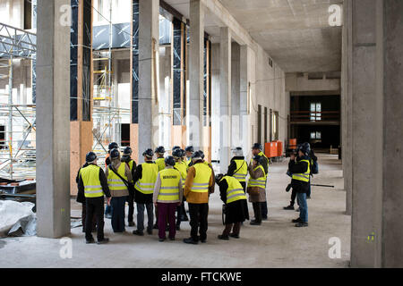 Berlin, Deutschland. 27. März 2016. Eine Gruppe von Besuchern ist ein Rundgang der Berliner Stadtschloss-Baustelle in Berlin, Deutschland, 27. März 2016. Foto: GREGOR FISCHER/Dpa/Alamy Live News Stockfoto