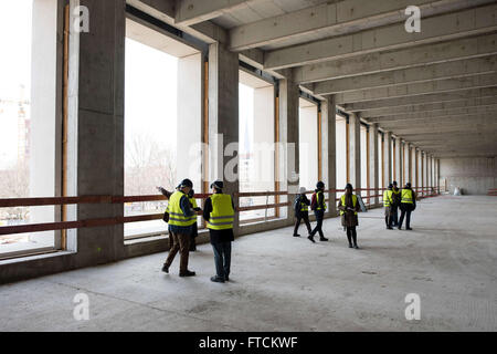 Berlin, Deutschland. 27. März 2016. Eine Gruppe von Besuchern ist ein Rundgang der Berliner Stadtschloss-Baustelle in Berlin, Deutschland, 27. März 2016. Foto: GREGOR FISCHER/Dpa/Alamy Live News Stockfoto