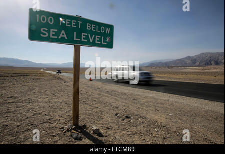 Los Angeles, USA. 26. März 2016. Ein Schild mit der Aufschrift "100 Füße unter dem Meeresspiegel" ist in der Nähe von Badwater Basin in Death Valley Nationalpark, Kalifornien, USA, 26. März 2016 gesehen. © Zhao Hanrong/Xinhua/Alamy Live-Nachrichten Stockfoto
