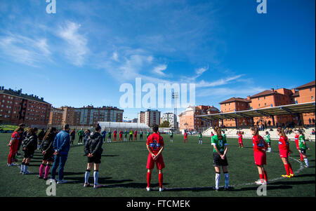 Oviedo, Spanien. 27. März 2016. Spieler beider Teams beobachten eine Minute des Schweigens während des Fußballspiels der spanischen Frauen-Fußball-Liga zwischen Oviedo Moderno CF und RCD Espanyol im Diaz-Vega-Stadion am 27. März 2016 in Oviedo, Spanien. Bildnachweis: David Gato/Alamy Live-Nachrichten Stockfoto