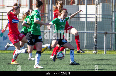 Oviedo, Spanien. 27. März 2016. Carmen Fernandez (Oviedo Moderno) in Aktion während des Fußballspiels der spanischen Frauen-Fußball-Liga zwischen Oviedo Moderno CF und RCD Espanyol im Diaz-Vega-Stadion am 27. März 2016 in Oviedo, Spanien. Bildnachweis: David Gato/Alamy Live-Nachrichten Stockfoto