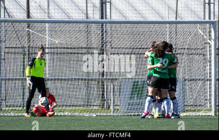 Oviedo, Spanien. 27. März 2016. Spieler von Oviedo Moderno feiern ihr erste Ziel während des Fußballspiels der spanischen Frauen-Fußball-Liga zwischen Oviedo Moderno CF und RCD Espanyol im Diaz-Vega-Stadion am 27. März 2016 in Oviedo, Spanien. Bildnachweis: David Gato/Alamy Live-Nachrichten Stockfoto