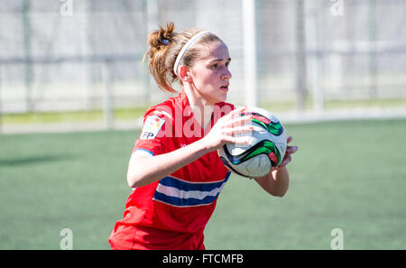 Oviedo, Spanien. 27. März 2016. Julia Rebollo (RCD Espanyol) während des Fußballspiels der spanischen Frauen-Fußball-Liga zwischen Oviedo Moderno CF und RCD Espanyol im Diaz Vega-Stadion am 27. März 2016 in Oviedo, Spanien. Bildnachweis: David Gato/Alamy Live-Nachrichten Stockfoto