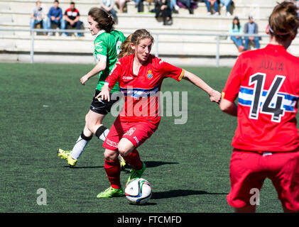 Oviedo, Spanien. 27. März 2016. Jasmina Chamarro (RCD Espanyol) in Aktion während des Fußballspiels der spanischen Frauen-Fußball-Liga zwischen Oviedo Moderno CF und RCD Espanyol im Diaz-Vega-Stadion am 27. März 2016 in Oviedo, Spanien. Bildnachweis: David Gato/Alamy Live-Nachrichten Stockfoto