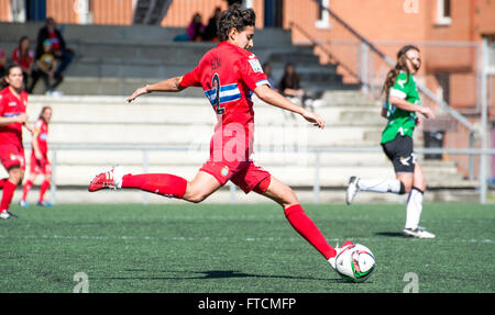 Oviedo, Spanien. 27. März 2016. Elsa Verges (RCD Espanyol) in Aktion während der Fußball-Spiel der spanischen Frauen-Fußball-Liga zwischen Oviedo Moderno CF und RCD Espanyol im Diaz-Vega-Stadion am 27. März 2016 in Oviedo, Spanien. Bildnachweis: David Gato/Alamy Live-Nachrichten Stockfoto