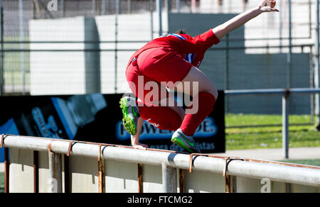 Oviedo, Spanien. 27. März 2016. Laura Benito (RCD Espanyol) springt während des Fußballspiels der spanischen Frauen-Fußball-Liga zwischen Oviedo Moderno CF und RCD Espanyol im Diaz-Vega-Stadion am 27. März 2016 in Oviedo, Spanien. Bildnachweis: David Gato/Alamy Live-Nachrichten Stockfoto