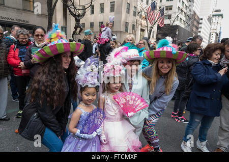 Kinder und Jugendliche posieren für ein Foto tragen aufwendige Kostüme und Hüte in der 2016 New York Ostern Motorhaube Parade. Stockfoto