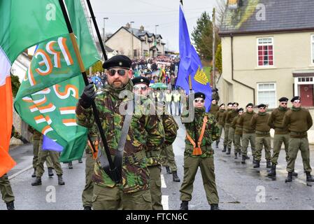 Coalisland, Vereinigtes Königreich. 27. März 2016. Das Nationalkomitee der republikanischen Gedenken statt eine Easter Rising Hingabe Parade in Coalisland am Ostersonntag inmitten starker Polizeipräsenz. 1000 marschierten in Zeit und Militär Kleid aus Clonoe Kapelle zur Kaserne Street im Stadtzentrum Kredit vorgeführt: Mark Winter/Alamy Live News Stockfoto