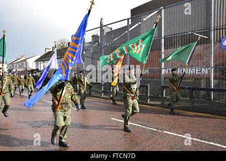 Coalisland, Vereinigtes Königreich. 27. März 2016. Das Nationalkomitee der republikanischen Gedenken statt eine Easter Rising Hingabe Parade in Coalisland am Ostersonntag inmitten starker Polizeipräsenz. 1000 marschierten in Zeit und Militär Kleid aus Clonoe Kapelle zur Kaserne Street im Stadtzentrum Kredit vorgeführt: Mark Winter/Alamy Live News Stockfoto