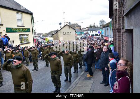 Coalisland, Vereinigtes Königreich. 27. März 2016. Das Nationalkomitee der republikanischen Gedenken statt eine Easter Rising Hingabe Parade in Coalisland am Ostersonntag inmitten starker Polizeipräsenz. 1000 marschierten in Zeit und Militär Kleid aus Clonoe Kapelle zur Kaserne Street im Zentrum Stadt vorgeführt © Mark Winter/Pacific Press/Alamy Live News Stockfoto