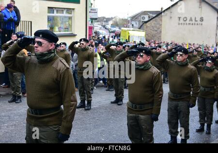 Coalisland, Vereinigtes Königreich. 27. März 2016. Das Nationalkomitee der republikanischen Gedenken statt eine Easter Rising Hingabe Parade in Coalisland am Ostersonntag inmitten starker Polizeipräsenz. 1000 marschierten in Zeit und Militär Kleid aus Clonoe Kapelle zur Kaserne Street im Zentrum Stadt vorgeführt © Mark Winter/Pacific Press/Alamy Live News Stockfoto