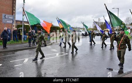 Coalisland, Vereinigtes Königreich. 27. März 2016. Das Nationalkomitee der republikanischen Gedenken statt eine Easter Rising Hingabe Parade in Coalisland am Ostersonntag inmitten starker Polizeipräsenz. 1000 marschierten in Zeit und Militär Kleid aus Clonoe Kapelle zur Kaserne Street im Zentrum Stadt vorgeführt © Mark Winter/Pacific Press/Alamy Live News Stockfoto