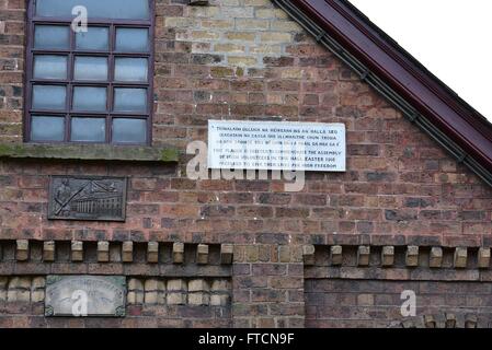 Coalisland, Vereinigtes Königreich. 27. März 2016. Das Nationalkomitee der republikanischen Gedenken statt eine Easter Rising Hingabe Parade in Coalisland am Ostersonntag inmitten starker Polizeipräsenz. 1000 marschierten in Zeit und Militär Kleid aus Clonoe Kapelle zur Kaserne Street im Zentrum Stadt vorgeführt © Mark Winter/Pacific Press/Alamy Live News Stockfoto