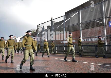 Coalisland, Vereinigtes Königreich. 27. März 2016. Das Nationalkomitee der republikanischen Gedenken statt eine Easter Rising Hingabe Parade in Coalisland am Ostersonntag inmitten starker Polizeipräsenz. 1000 marschierten in Zeit und Militär Kleid aus Clonoe Kapelle zur Kaserne Street im Zentrum Stadt vorgeführt © Mark Winter/Pacific Press/Alamy Live News Stockfoto