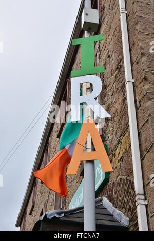 Coalisland, Vereinigtes Königreich. 27. März 2016. Das Nationalkomitee der republikanischen Gedenken statt eine Easter Rising Hingabe Parade in Coalisland am Ostersonntag inmitten starker Polizeipräsenz. 1000 marschierten in Zeit und Militär Kleid aus Clonoe Kapelle zur Kaserne Street im Zentrum Stadt vorgeführt © Mark Winter/Pacific Press/Alamy Live News Stockfoto