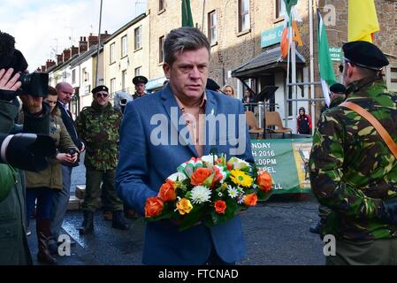 Coalisland, Vereinigtes Königreich. 27. März 2016. Brian zittert, die Verbindungen mit der RIRA hatte legt einen Kranz der Erinnerung an St. Patricks Hall in der Stadt. Das Nationalkomitee der republikanischen Gedenken statt eine Easter Rising Hingabe Parade in Coalisland am Ostersonntag. Bildnachweis: Mark Winter/Alamy Live-Nachrichten Stockfoto