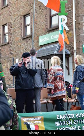 Coalisland, Vereinigtes Königreich. 27. März 2016. Ein Lone Piper spielt das Lied der Soldaten in Coalisland während Osteraufstand Hingabe Parade in der Stadt am Ostersonntag. Bildnachweis: Mark Winter/Alamy Live-Nachrichten Stockfoto