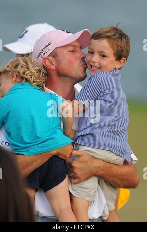 13. Mai 2012 - Ponte Vedra, Florida, USA - feiert Matt Kuchar mit seinen beiden Söhnen Cameron, 4 rechts und Carson, 2, links nach dem Gewinn der Players Championship am TPC Sawgrass am 13. Mai 2012 in Ponte Vedra, Fla... Â © 2012 Scott A. Miller. (Kredit-Bild: © Scott A. Miller über ZUMA Draht) Stockfoto