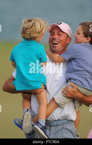 13. Mai 2012 - Ponte Vedra, Florida, USA - feiert Matt Kuchar mit seinen beiden Söhnen Cameron, 4 rechts und Carson, 2, links nach dem Gewinn der Players Championship am TPC Sawgrass am 13. Mai 2012 in Ponte Vedra, Fla... Â © 2012 Scott A. Miller. (Kredit-Bild: © Scott A. Miller über ZUMA Draht) Stockfoto