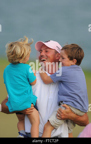 Ponte Vedra, Florida, USA. 13. Mai 2012. Matt Kuchar feiert mit seinen beiden Söhnen Cameron, 4 rechts und Carson, 2, links nach dem Gewinn der Players Championship am TPC Sawgrass am 13. Mai 2012 in Ponte Vedra, Florida © 2012 Scott A. Miller. © Scott A. Miller/ZUMA Draht/Alamy Live-Nachrichten Stockfoto