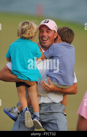 Ponte Vedra, Florida, USA. 13. Mai 2012. Matt Kuchar feiert mit seinen beiden Söhnen Cameron, 4 rechts und Carson, 2, links nach dem Gewinn der Players Championship am TPC Sawgrass am 13. Mai 2012 in Ponte Vedra, Florida © 2012 Scott A. Miller. © Scott A. Miller/ZUMA Draht/Alamy Live-Nachrichten Stockfoto