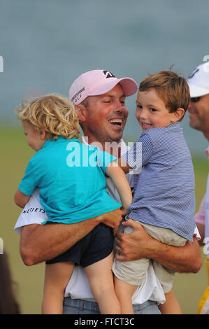 Ponte Vedra, Florida, USA. 13. Mai 2012. Matt Kuchar feiert mit seinen beiden Söhnen Cameron, 4 rechts und Carson, 2, links nach dem Gewinn der Players Championship am TPC Sawgrass am 13. Mai 2012 in Ponte Vedra, Florida © 2012 Scott A. Miller. © Scott A. Miller/ZUMA Draht/Alamy Live-Nachrichten Stockfoto