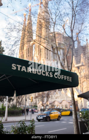 Starbucks Coffee-Shop neben der Kathedrale Sagrada Familia in Barcelona Spanien Stockfoto