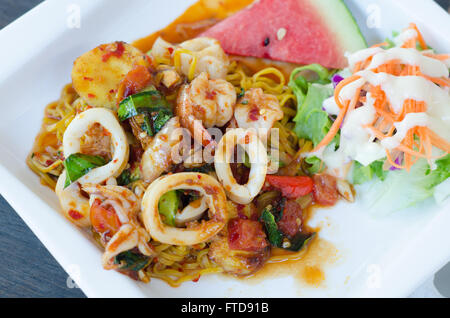 Gebratene Spaghetti mit Tom Yum Sauce rühren Stockfoto