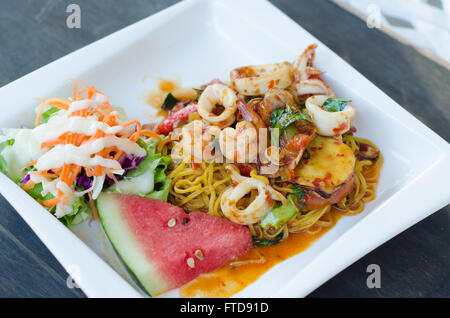 Gebratene Spaghetti mit Tom Yum Sauce rühren Stockfoto