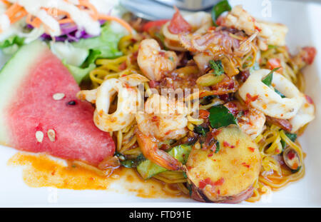 Gebratene Spaghetti mit Tom Yum Sauce rühren Stockfoto