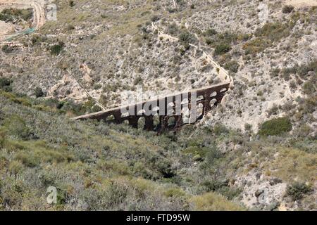 Die alten Roman Aquaduct in einem steilen Tal in der Nähe von Vikar in Spanien Stockfoto