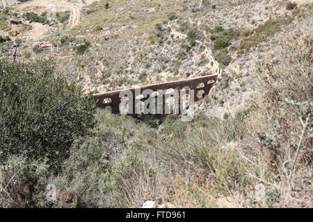 Die alten Roman Aquaduct in einem steilen Tal in der Nähe von Vikar in Spanien Stockfoto