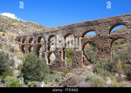 Die alten Roman Aquaduct in einem steilen Tal in der Nähe von Vikar in Spanien Stockfoto