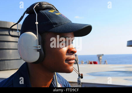 Mittelmeer (9. September 2013) kulinarische Spezialist 3. Klasse John Moses steht achtern Suche Uhr an Bord der geführte Flugkörper-Zerstörer USS Ramage (DDG-61). Ramage, Gridley in Norfolk, Virginia, ist auf eine geplante Bereitstellung unterstützen maritimer Sicherheitsoperationen und Sicherheitsbemühungen Zusammenarbeit Theater in den USA 6. Flotte Aufgabengebiet. (Foto: U.S. Navy Mass Communication Specialist 2. Klasse Jacob D. Moore/freigegeben) Stockfoto