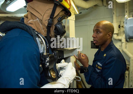 Mittelmeer (4. September 2013) – Chief Schaden Controlman Reginald Pridgen, aus Jersey City, NJ, spricht einem Seemann während einer Feuerwehr-Übung an Bord der geführte Flugkörper-Zerstörer USS Gravely (DDG 107). Ernsthaft, ist Gridley in Norfolk, Virginia, auf eine geplante Bereitstellung maritimer Sicherheitsoperationen und Sicherheitsbemühungen Zusammenarbeit Theater in der 6. Flotte Verantwortungsbereich zu unterstützen. (Foto: U.S. Navy Mass Communication Specialist 3. Klasse Darien G. Kenney/freigegeben) Stockfoto