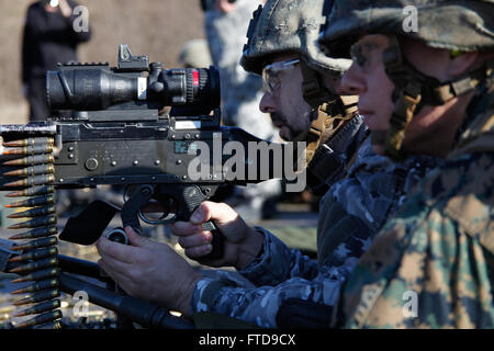 Bukarest (26. Februar 2015) U.S. Marine Lance Cpl. Joseph Zullo aus Alpha Flotte Anti-Terrorism Security Team Unternehmen Europa (FASTEUR), Naval Station Rota, weist eine rumänische Jandarmeria Mitglied bei der Verwendung von ein M240B Maschinengewehr auf den rumänischen Geheimdienst Schießstand in Bukarest, 26. Februar 2015. FASTEUR Marines durchgeführt Kleinwaffen Treffsicherheit Training mit Host Nation während Verlobung Botschaft Truppen, beide Kräfte auf Waffen, normalerweise während Sicherheitsoperationen vertraut zu machen. (U.S. Marine Corps Foto von Sgt. Esdras Ruano/freigegeben) Stockfoto