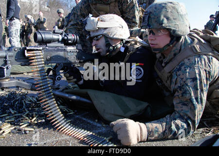 Bukarest (26. Februar 2015) U.S. Marine Lance Cpl. Marvin Heskett von Alpha Flotte Anti-Terrorism Security Team Unternehmen Europa (FASTEUR), Naval Station Rota, weist eine rumänische Intelligenz-Service-Mitglied bei der Verwendung von ein M240B Maschinengewehr auf den rumänischen Geheimdienst Schießstand in Bukarest, 26. Februar 2015. FASTEUR Marines durchgeführt Kleinwaffen Treffsicherheit Training mit Host Nation während Verlobung Botschaft Truppen, beide Kräfte auf Waffen, normalerweise während Sicherheitsoperationen vertraut zu machen. (U.S. Marine Corps Foto von Sgt. Esdras Ruano/Rele Stockfoto