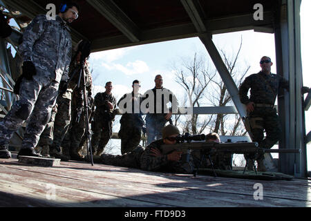 Bukarest (26. Februar 2015) US-Marines von Alpha Flotte Anti-Terrorism Security Team Unternehmen Europa (FASTEUR), Naval Station Rota, demonstrieren die Fähigkeiten von einem benannten Schütze schießen eine M110 SASS-Scharfschützengewehr, Mitglieder der rumänischen Geheimdienst und Jandarmeria an den rumänischen Geheimdienst Schießstand in Bukarest, 26. Februar 2015. FASTEUR Marines durchgeführt Kleinwaffen Treffsicherheit Training mit Host Nation während Verlobung Botschaft Truppen, beide Kräfte auf Waffen, normalerweise während Sicherheitsoperationen vertraut zu machen. (US Stockfoto