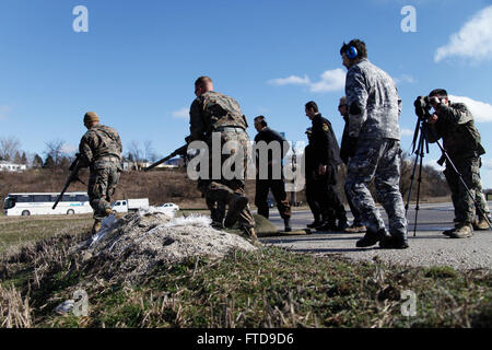 Bukarest (26. Februar 2015) US-Marines von Alpha Flotte Anti-Terrorism Security Team Unternehmen Europa (FASTEUR), Naval Station Rota, demonstrieren die Fähigkeiten von einem benannten Schütze schießen eine M110 SASS-Scharfschützengewehr, Mitglieder der rumänischen Geheimdienst und Jandarmeria an den rumänischen Geheimdienst Schießstand in Bukarest, 26. Februar 2015. FASTEUR Marines durchgeführt Kleinwaffen Treffsicherheit Training mit Host Nation während Verlobung Botschaft Truppen, beide Kräfte auf Waffen, normalerweise während Sicherheitsoperationen vertraut zu machen. (US Stockfoto