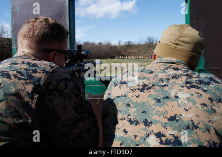 Bukarest (26. Februar 2015) US-Marines von Alpha Flotte Anti-Terrorism Security Team Unternehmen Europa (FASTEUR), Naval Station Rota, demonstrieren die Fähigkeiten von einem benannten Schütze schießen eine M110 SASS-Scharfschützengewehr, Mitglieder der rumänischen Geheimdienst und Jandarmeria an den rumänischen Geheimdienst Schießstand in Bukarest, 26. Februar 2015. FASTEUR Marines durchgeführt Kleinwaffen Treffsicherheit Training mit Host Nation während Verlobung Botschaft Truppen, beide Kräfte auf Waffen, normalerweise während Sicherheitsoperationen vertraut zu machen. (US Stockfoto