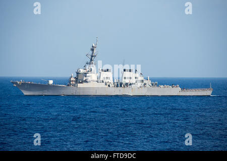 Mittelmeer (4. September 2013) – geführte Flugkörper Zerstörer USS Ramage (DDG-61) segelt das Mittelmeer während der Routine-Operationen. Ramage, Gridley in Norfolk, Virginia, ist auf eine geplante Bereitstellung maritimer Sicherheitsoperationen und Sicherheitsbemühungen Zusammenarbeit Theater in der 6. Flotte Verantwortungsbereich zu unterstützen. (Foto: U.S. Navy Mass Communication Specialist 3. Klasse Darien G. Kenney/freigegeben) Stockfoto