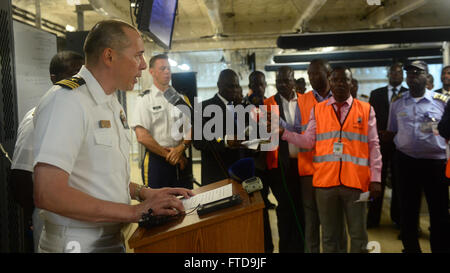 150303-N-RB579-042-LUANDA, Angola (3. März 2015)-Afrika-Partnerschaft Station 2015 Befehlshaber CMdR Matthew Flemming, aus Virginia Beach, Virginia, liefert Hinweise auf einer Pressekonferenz an Bord der Military Sealift Command gemeinsame High-Speed-Schiff USNS Speerspitze (JHSV 1) 3. März 2015. Speerspitze ist auf eine geplante Bereitstellung in die USA 6. Flotte Einsatzgebiet zur Unterstützung der internationalen Zusammenarbeit Kapazitäten Programm Afrika Partnerschaft Station. (Foto: U.S. Navy Mass Communication Specialist 1. Klasse Joshua Davies/freigegeben) Stockfoto