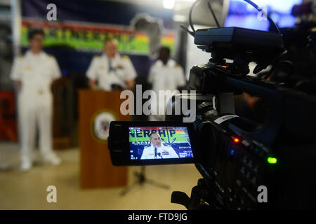 150303-N-RB579-051-LUANDA, Angola (3. März 2015)-Afrika-Partnerschaft Station 2015 Befehlshaber CMdR Matthew Flemming, aus Virginia Beach, Virginia, liefert Hinweise auf einer Pressekonferenz an Bord der Military Sealift Command gemeinsame High-Speed-Schiff USNS Speerspitze (JHSV 1) 3. März 2015. Speerspitze ist auf eine geplante Bereitstellung in die USA 6. Flotte Einsatzgebiet zur Unterstützung der internationalen Zusammenarbeit Kapazitäten Programm Afrika Partnerschaft Station. (Foto: U.S. Navy Mass Communication Specialist 1. Klasse Joshua Davies/freigegeben) Stockfoto